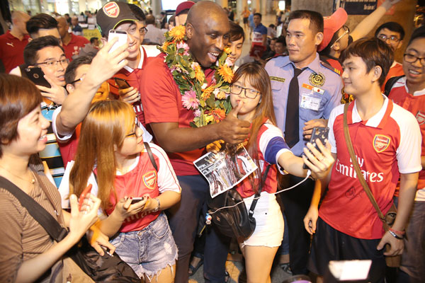 Sol Campbell sẵn sàng nối gót Ryan Giggs đến Việt Nam làm việc