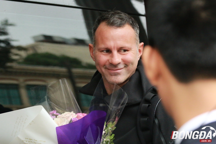 Ảnh bài viết Paul Scholes lạnh lùng, Ryan Giggs tươi cười với NHM Việt Nam