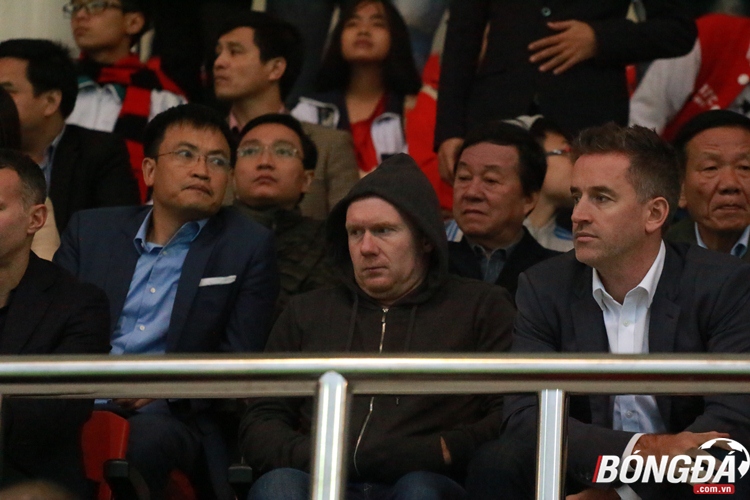 Anh Khoa quẩy tung trời, Paul Scholes "đầu hàng" với cái lạnh của Hà Nội