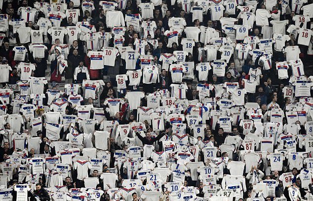 CĐV Lyon đồng loạt học Messi khoe áo đấu, ủng hộ Fekir