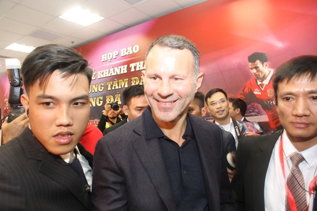 Điểm tin bóng đá Việt Nam tối 20/11: Hai huyền thoại MU muốn giúp Việt Nam dự World Cup 2030