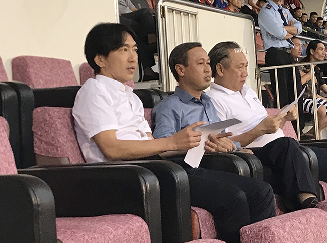 V-League "chát" lắm, HLV Miura có... nghĩ lại với Công Vinh?