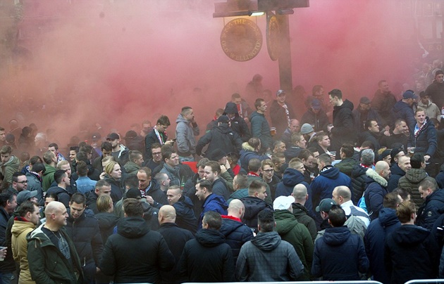 Chưa tới "giờ G", CĐV Feyenoord đã "quẩy nát" thành phố Manchester