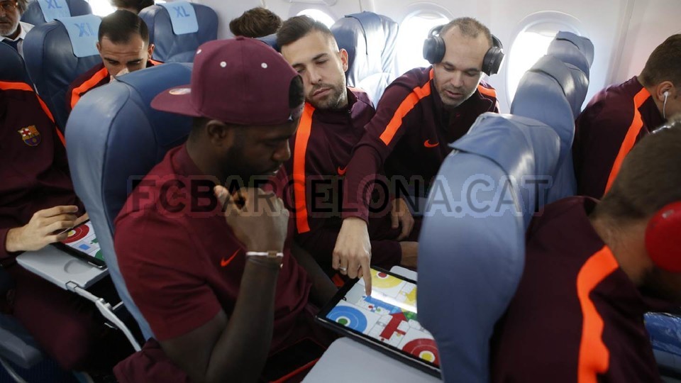 Ảnh bài viết Iniesta và Umtiti tranh thủ chơi game lúc Alba ngủ quên