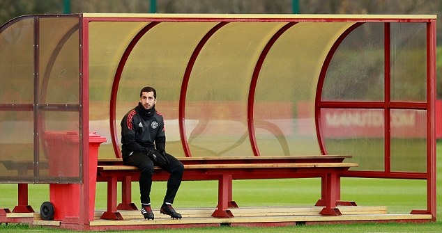 Ảnh bài viết Mkhitaryan suy tư, tự cô lập trên sân tập M.U?