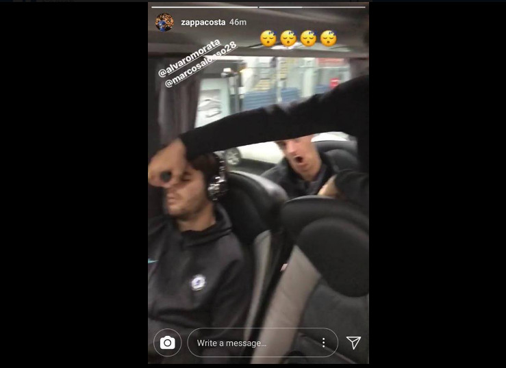 Morata bị đồng đội chơi khăm trong lúc lên đường sang Azerbaijan