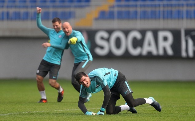 Ảnh bài viết Ngã lăn quay trên sân tập, sao Chelsea làm trò hề cho toàn đội