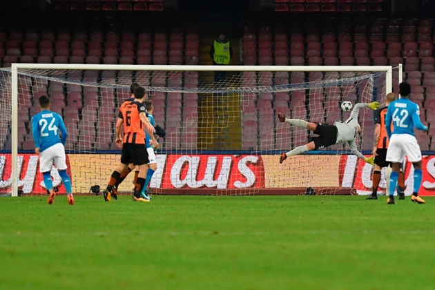 Ảnh bài viết Hàng thủ Shakhtar Donetsk trố mắt trước siêu phẩm của Insigne 