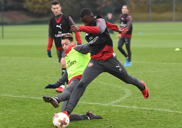 Ảnh bài viết Hết rê dắt rồi xoạc bóng, Ozil cân cả buổi tập của Arsenal