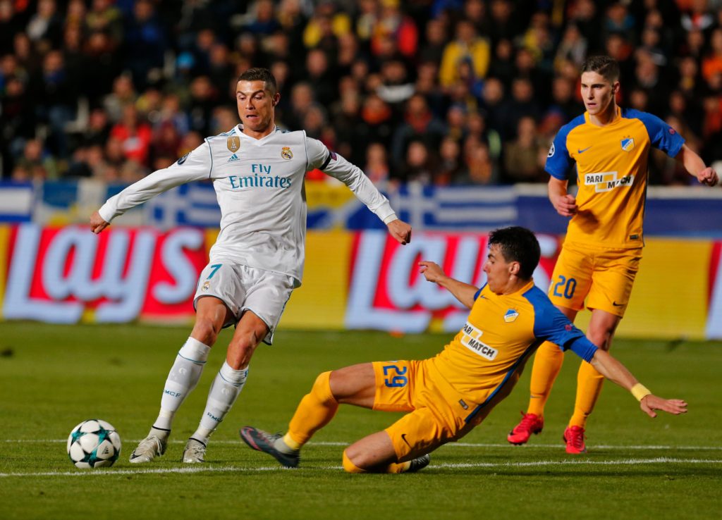 NHM sốc khi Ronaldo chịu kiến tạo để Benzema ghi bàn