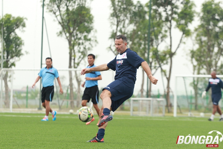 Ryan Giggs phô diễn kĩ thuật, Paul Scholes lập cú đúp kiến tạo