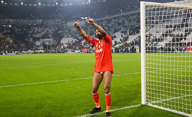 Buffon gây sốc khi... tụt quần tri ân CĐV Juventus