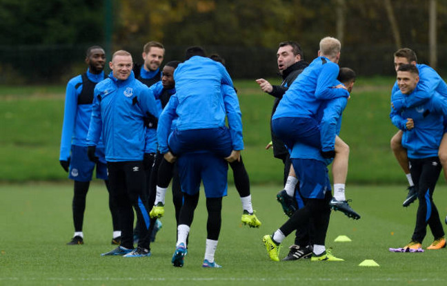 Hết hy vọng tại châu Âu, Rooney và đồng đội bày đủ trò trên sân tập