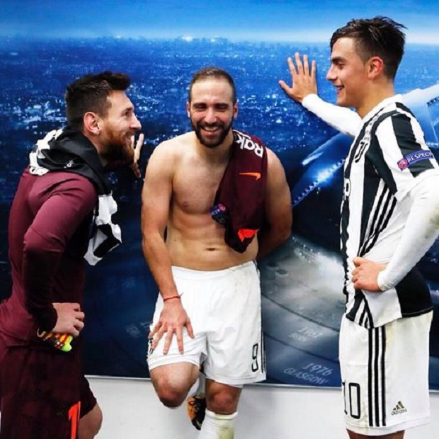 Higuain bị 'dìm' tơi tả trong tấm hình chụp cùng Messi