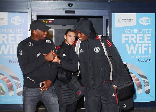 Ảnh bài viết Thua Basel, Paul Pogba vẫn 'quẩy' mạnh trên đường về Manchester