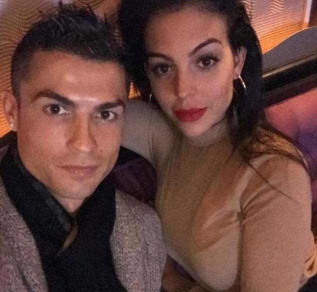 Ảnh bài viết Vừa đến Tây Ban Nha, Ronaldo đã 'tự sướng' ngay với bạn gái Georgina