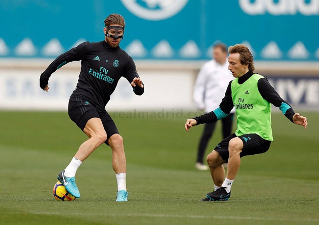 Ảnh bài viết Bất chấp chấn thương mũi, Ramos vẫn "cân" Modric trên sân tập