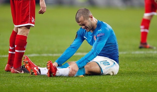 CĐV Arsenal thót tim trước cảnh Wilshere ôm chân nhăn nhó