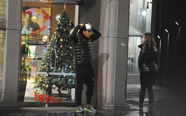 Ảnh bài viết Đại chiến Chelsea cận kề, sao Liverpool vẫn tranh thủ chiều vợ