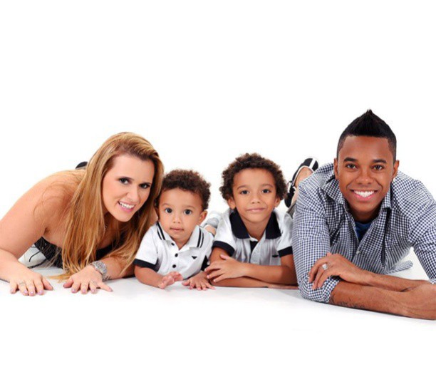 Ảnh bài viết Gia đình ngập tràn hạnh phúc Robinho trước ngày đổ vỡ