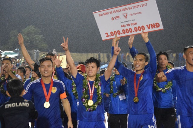 Chùm ảnh: Quảng Nam FC vỡ òa hạnh phúc trong chiều mưa nặng hạt