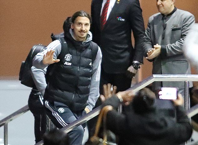 Ảnh bài viết Được hứa hẹn suất đá chính, Ibrahimovic tươi tắn vẫy tay chào NHM ở Lowry