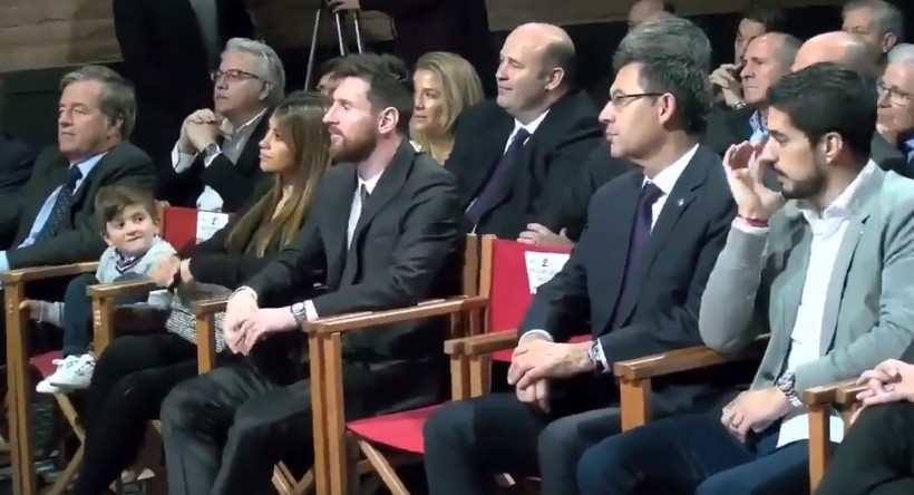 Ảnh bài viết Mặc kệ bố, con trai của Messi liên tục làm trò với Suarez