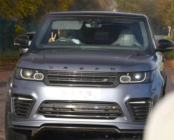 Ảnh bài viết "Trẻ trâu" Rashford lái xe mới đến sân tập M.U