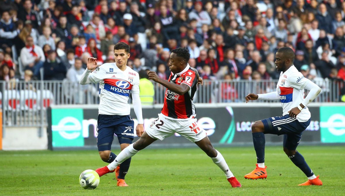 Ảnh bài viết Balotelli cúi đầu, Depay ăn mừng "cực độc"