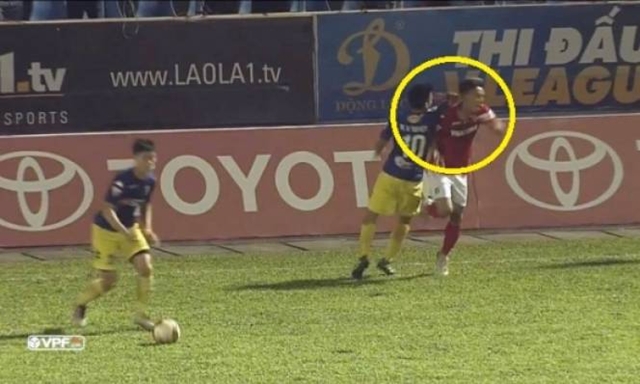 Ảnh bài viết Điểm tin bóng đá Việt Nam tối 26/11: Bị Đội trưởng ĐT Việt Nam giật cùi chỏ, Nghiêm Xuân Tú nói gì?