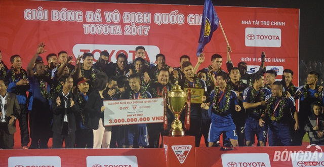 HLV Hoàng Văn Phúc: “Tôi dành tặng chức vô địch này cho người mẹ của mình”