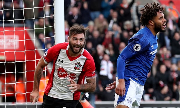 Thợ xây Charlie Austin rực sáng, Everton đại khủng hoảng