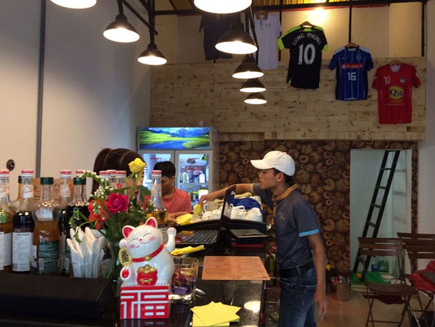 Ảnh bài viết Công Phượng bày áo đấu, khai trương quán cà phê 