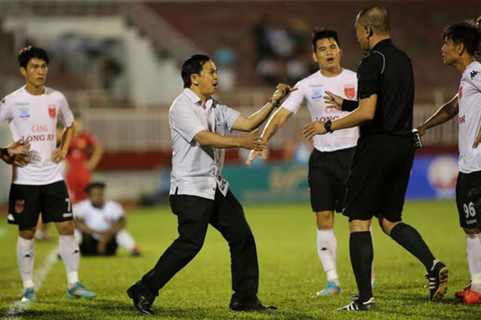 V-League 2017: HAGL vẫn “hot”, nhưng thua xa… trọng tài!