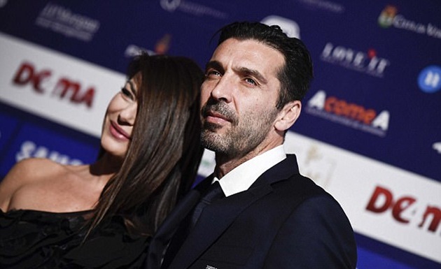 Ảnh bài viết Buffon như minh tinh màn bạc trong ngày nhận giải "Cầu thủ xuất sắc nhất năm"