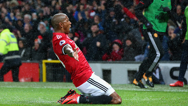 Bây giờ, tất cả đã thấy một Ashley Young thiên tài