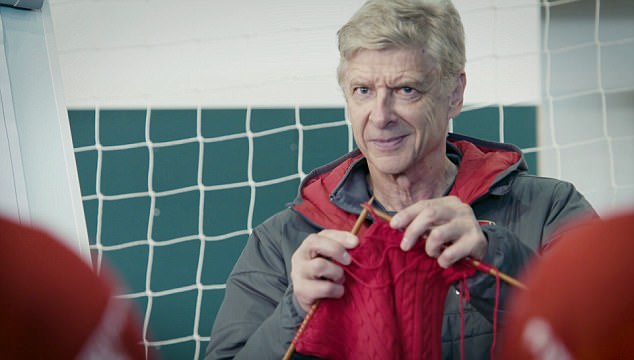 Chuẩn bị đấu Huddersfield, Wenger dạy học trò... đan áo len