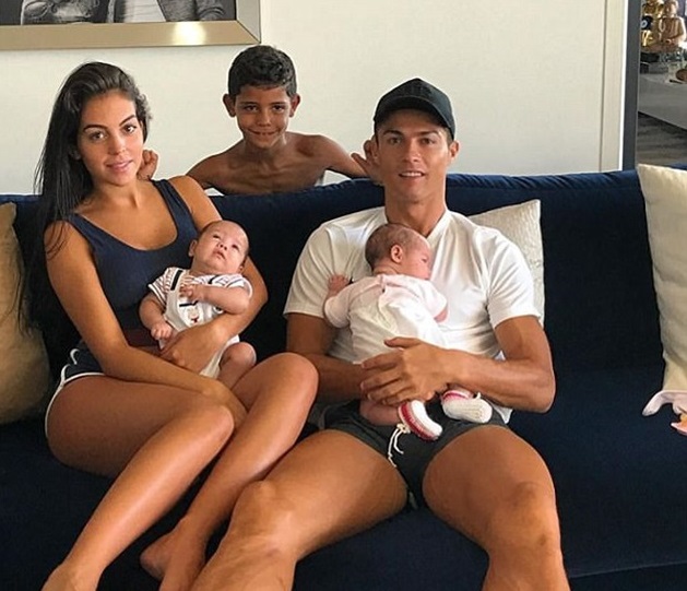 Sau tất cả, CR7 đã khoe "con gái rượu" với công chúng