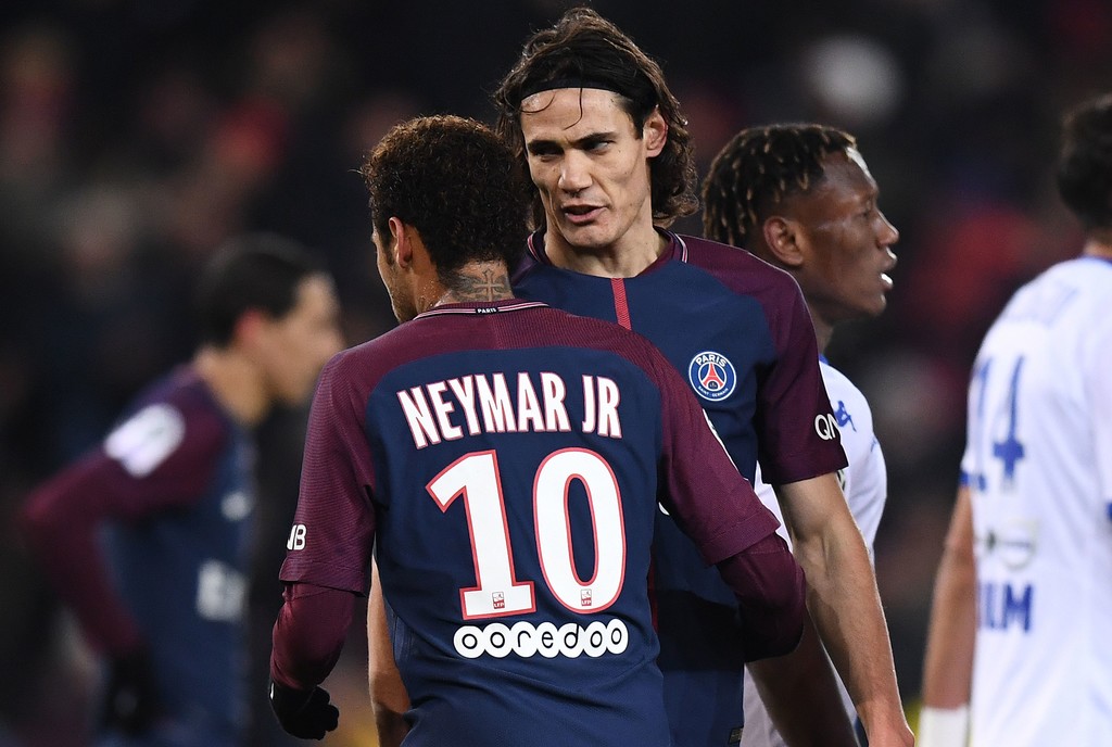 Ảnh bài viết Cavani xin Neymar đá penalty và sút hỏng