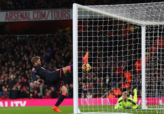 Ảnh bài viết Hậu vệ Huddersfield "khóc thét" trước siêu phẩm hụt của Lacazette