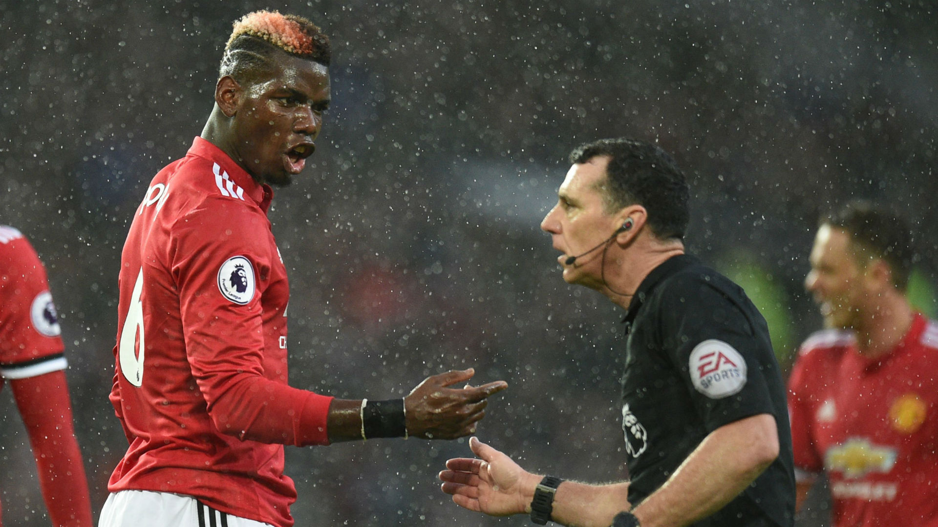 Messi gạch tên Man Utd khỏi cuộc đua Champions League