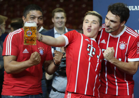 Ảnh bài viết Quên đi thất bại, sao Bayern nâng ly cùng người hâm mộ
