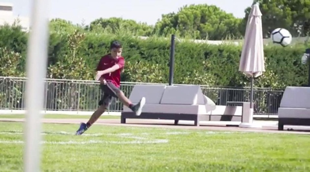 Quý tử nhà Ronaldo lại ghi “siêu phẩm” đá phạt