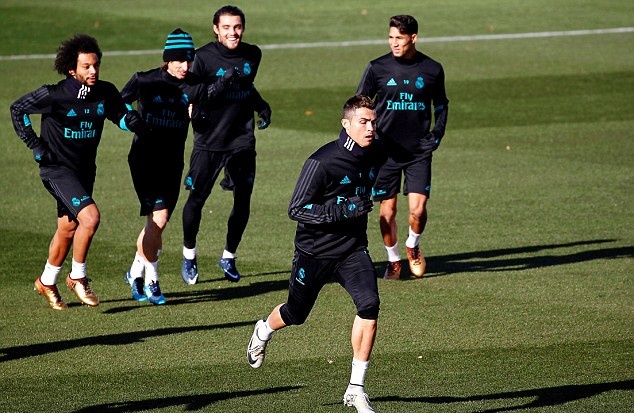 Ảnh bài viết Vắng Bale, Ronaldo lầm lũi một mình trên sân tập Real