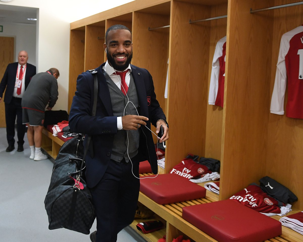Ảnh bài viết Lacazette tươi như hoa, làm tất cả sửng sốt