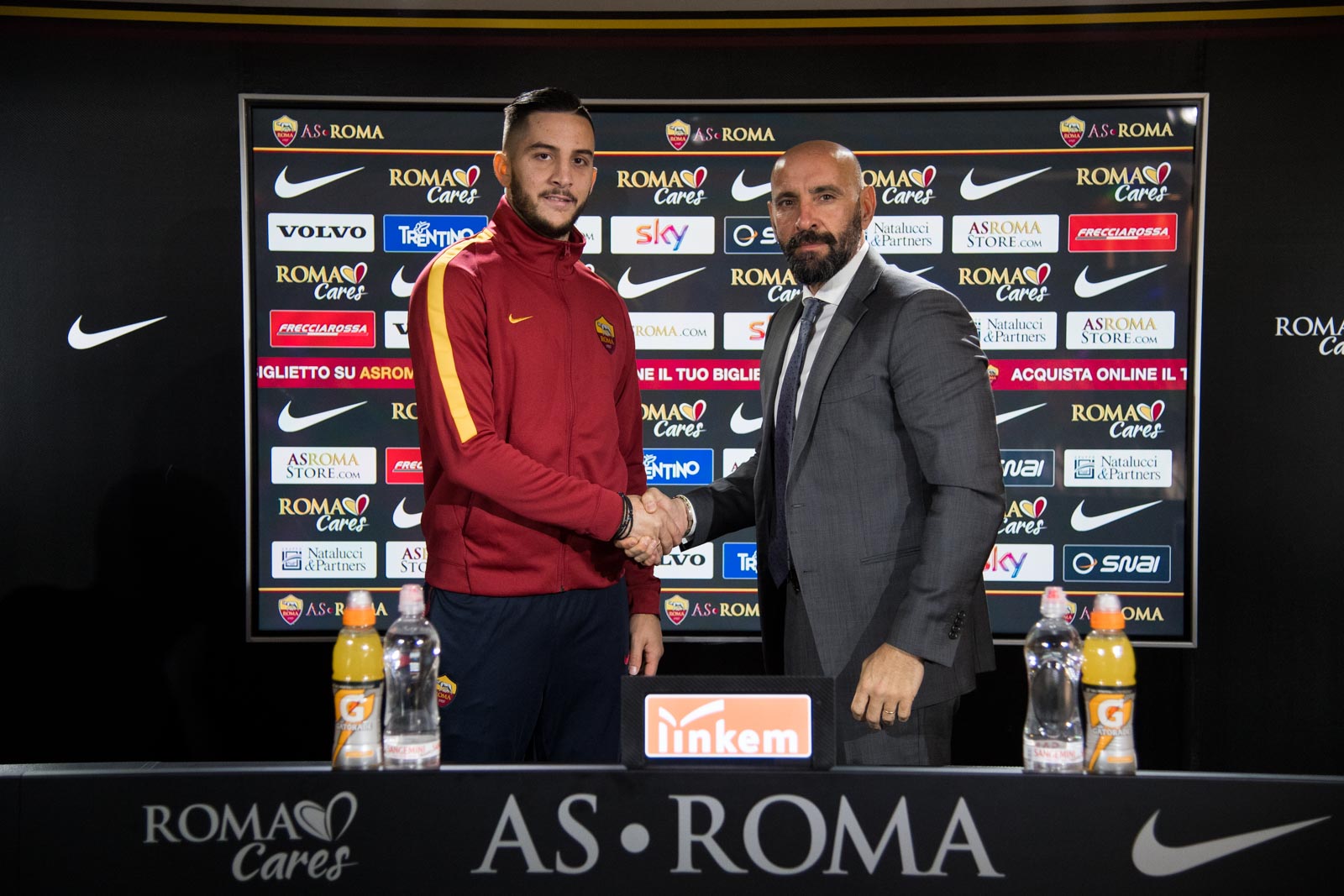 Ảnh bài viết "Con sói" Monchi trầm tư trong ngày trói chân trụ cột