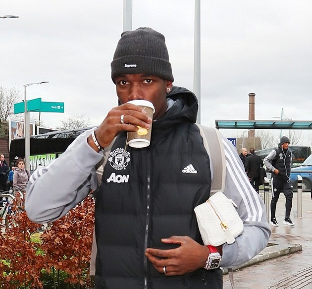 Ảnh bài viết Pogba uống vội nước ấm trên đường đến London