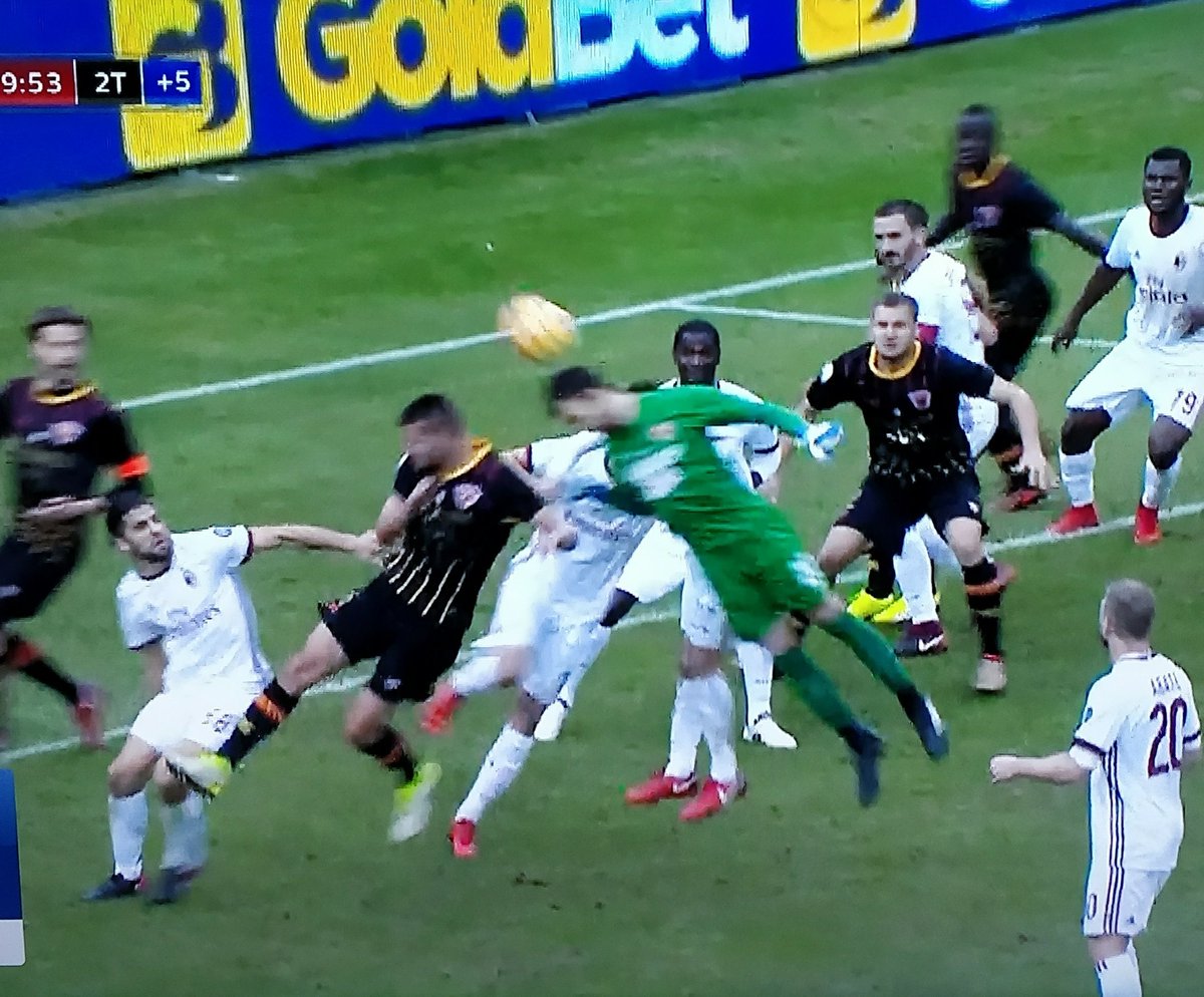 Ảnh bài viết Thủ môn ghi bàn phút cuối, Milan bị cầm chân khó tin