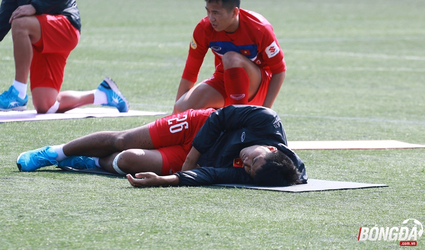 Cầu thủ U23 Việt Nam “chết ngất” với bài nhồi thể lực của thầy Park