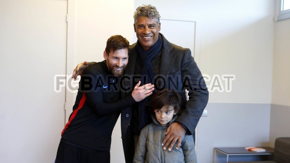 Ảnh bài viết Messi vui mừng khi gặp lại người anh mang ơn nhất sự nghiệp